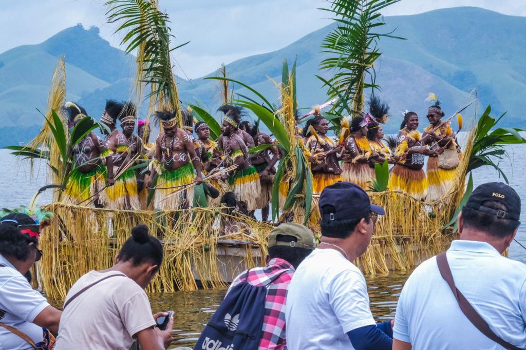 Festival Danau Sentani 2023 Pertunjukkan Seni Tari dan Budaya Khas Suku Sentani