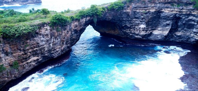 Destinasi Pantai di Nusa Penida seperti pantai Broken Beach, Pantai Atuh, Diamond Beach, atau Crystal Bay.